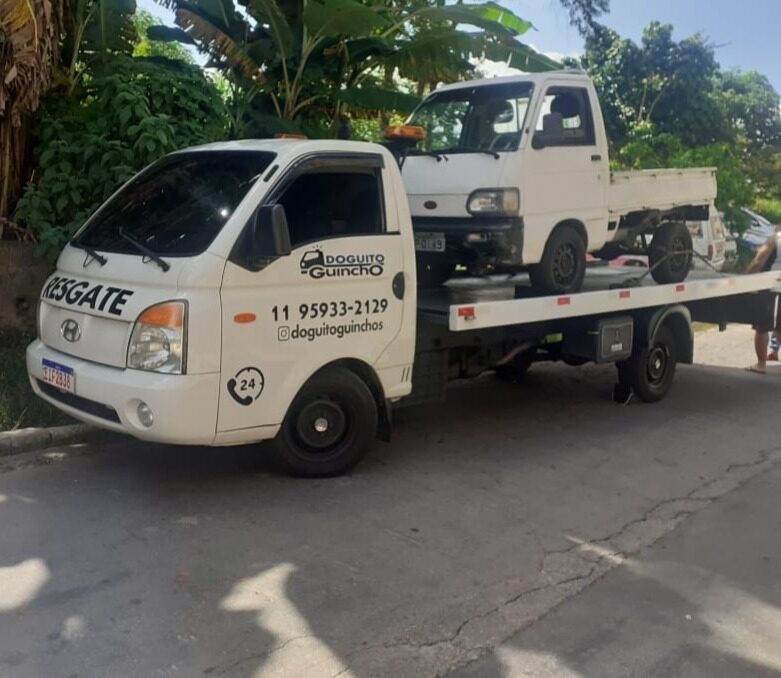 Caminhão guincho plataforma da Doguito Guinchos transportando veículo em São Paulo